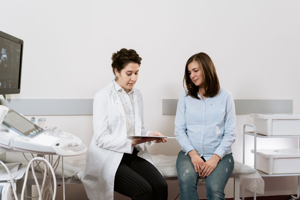 Fotografia ilustrativa de médica em consulta com uma gestante